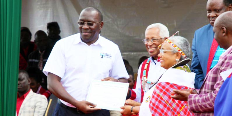Ol Kuruto Borehole Project Margaret Kenyatta acknowledge making a donation
